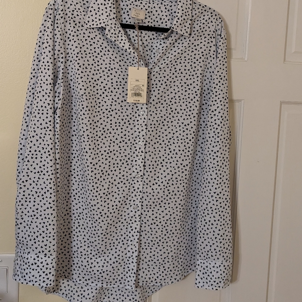 V-Day Top! 🩷 NWT Hearts Button Down 🖤